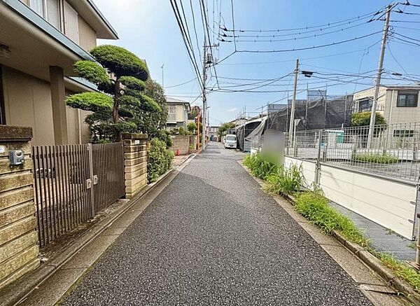 前面道路は約4ｍございます。毎日のお車の出し入れもストレスなく行えます。