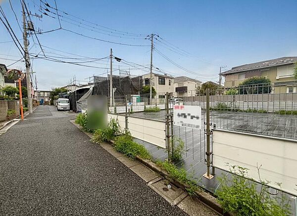 更地の状態をご覧頂くことで、隣接した環境をしっかりとご確認頂けます。更に同工務店の完成見本を合わせてご見学頂くことで、完成形の姿をイメージ出来ます。