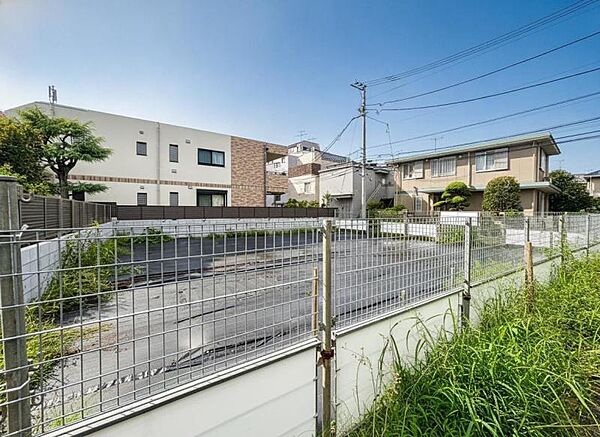こちらの物件は、建築条件付き売り地となります。建築条件とは「建築会社が決まっている」という内容です。