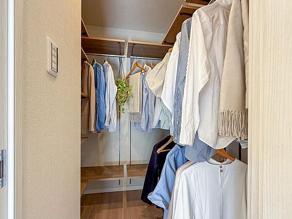 たくさんの洋服をかけることができる収納力と取り出しやすさが魅力のWIC。スーツケース、ストック品など何でも収納できる嬉しい空間です。