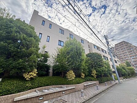 落ち着いた雰囲気と品のある佇まいが魅力のマンション。
