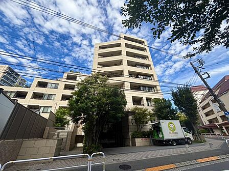 落ち着いた街並みに佇む、重厚感のあるマンション外観。