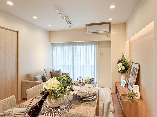 【家具・小物は販売価格に含まれません】ゆったりとしたリビングです。明るさと風が入る窓配置が安らげる空間を演出します。