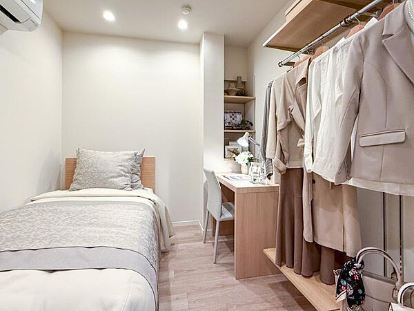 【家具・小物は販売価格に含まれません】独立性を高めたお部屋。収納スペースもあります。