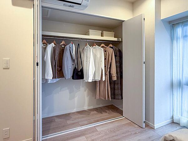 【小物は販売価格に含まれません】クローゼットは棚やハンガーパイプが付いており、スーツや上着などが収納可能です。