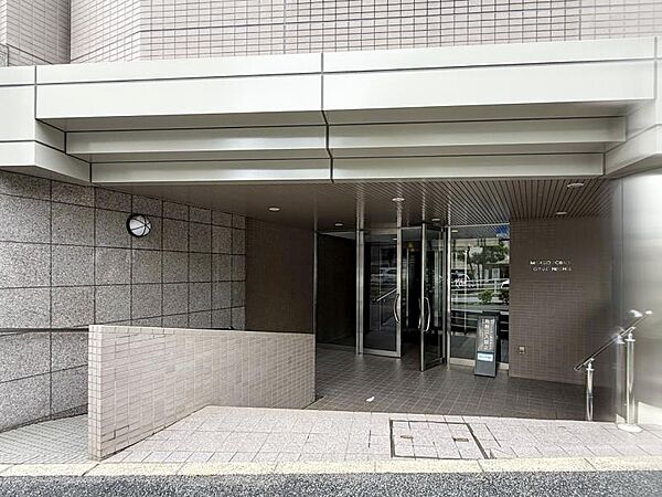 優雅さも感じられる重厚で高級感のあるエントランスです。