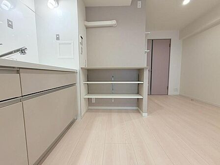キッチン横の便利な収納スペース。食品のストックや調理器具の整理に大活躍します。