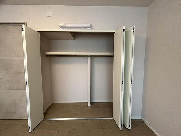 各部屋に備えられたクローゼット。普段使わないものを全部しまってしまえば、お部屋の空間をたっぷり使うことが出来ます。