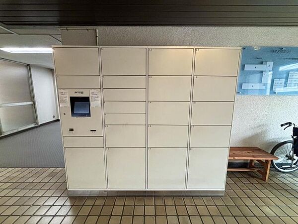 不在時にも荷物を受け取れる、便利な宅配ボックスを完備