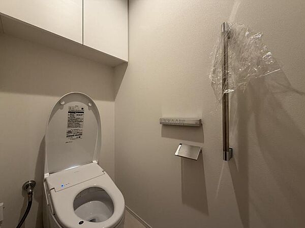 清潔感溢れるトイレ。落ち着いた空間で安らぎのひとときをお過ごしいただけます。