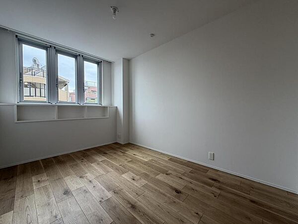 一日の疲れをいやしてくれる主寝室。時を忘れて過ごす場所として過ごせるお部屋です。窓からたっぷりと陽光が注がれる明るい空間は家族の成長に対応できる永住仕様の間取り。