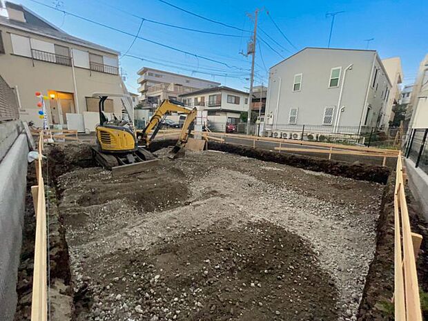 堂々たる趣ながら、主張し過ぎずどこか余裕を感じさせるフォルムで佇む邸宅は、晴天の空と照らし合わせる事で、本来あるべき完成形の姿を見せてくれます。