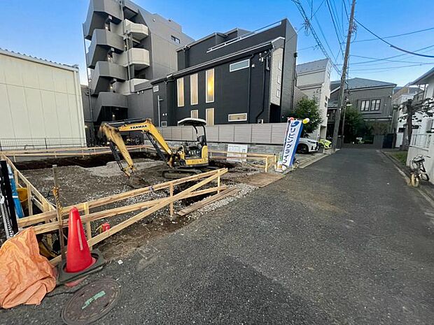 車通りの少ない道路で小さなお子様も安心。家と同じくらい周辺環境は大切なもの。図面だけでは分からない現地の雰囲気もご確認くださいませ。