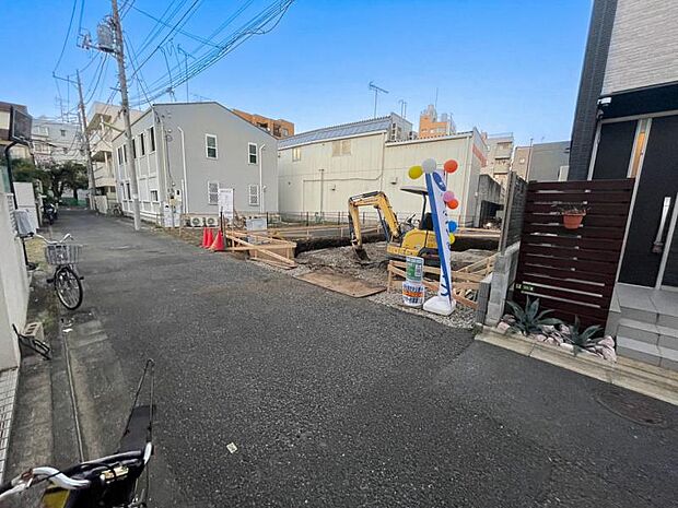 車通りの少ない道路で小さなお子様も安心。家と同じくらい周辺環境は大切なもの。図面だけでは分からない現地の雰囲気もご確認くださいませ。