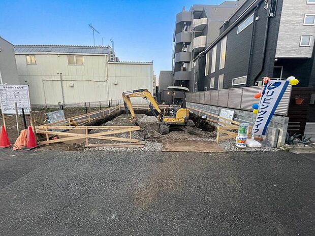 街に溶けこみ美しい景観を生み出すこの邸宅は採光や風通しまで考え抜いて造りあげました。外観の美しさだけでなくそこに住まうご家族様の心地良さを最優先しています。