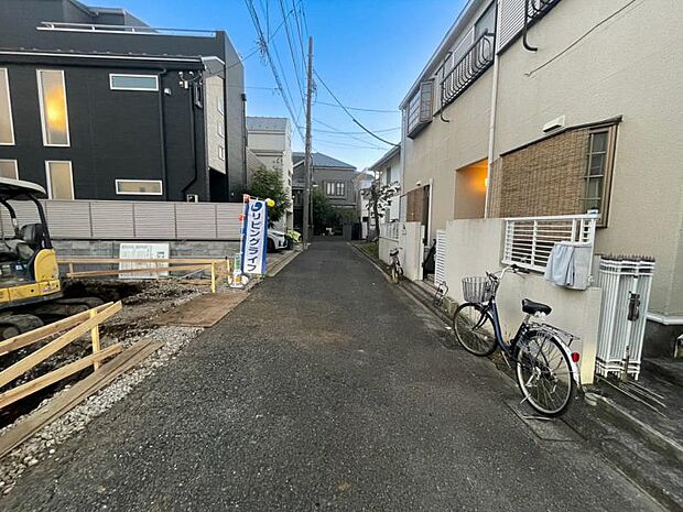 前面道路は車通りの少ない道です。小さなお子様も安心してお過ごしいただけます。