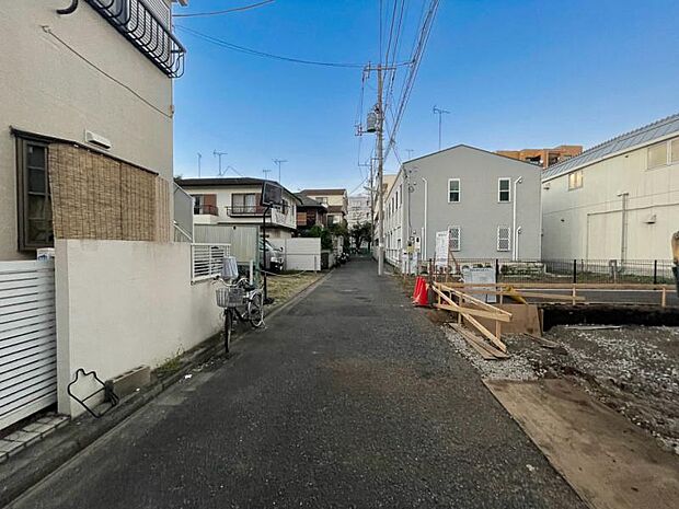 前面道路は車通りの少ない道です。小さなお子様も安心してお過ごしいただけます。