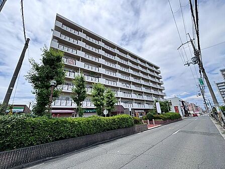 駅から徒歩4分の好立地!現在、外壁の塗りなおし工事中です。