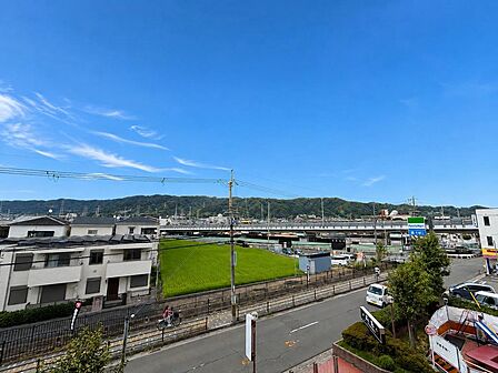 バルコニーからは山並みと緑を望む開放的な眺望。空が広く感じられる気持ちの良い景色です。