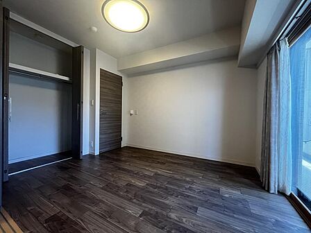 寝室1.  明るいお部屋です