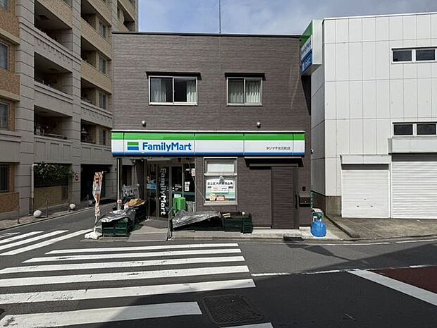 ファミリーマート タジマ千住元町店 90m