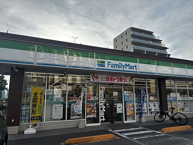 ファミリーマート 加平三丁目店 840m