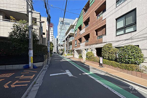 敷地西側の前面道路