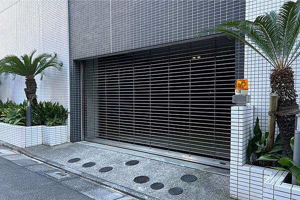 駐車場の出入り口（リングシャッター付き）