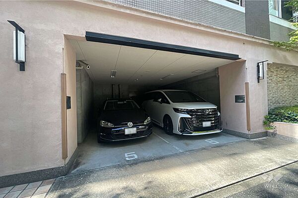 敷地の南東側前面道路（北東側から）
