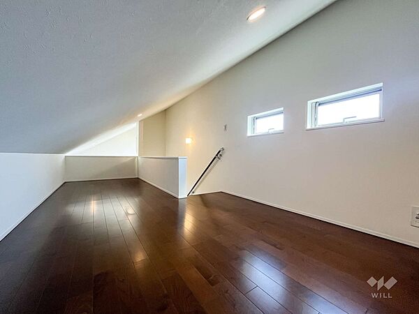 ロフト窓もあり趣味部屋としても使えそうです。
