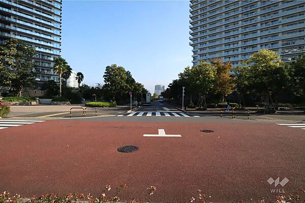 敷地北東側の前面道路(北西側から)
