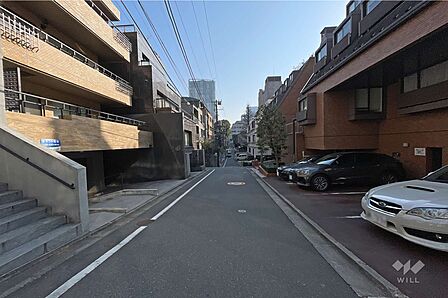敷地北側の前面道路(西側から)