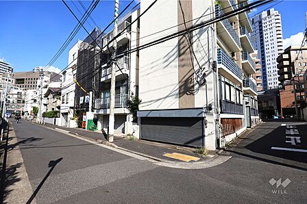 敷地西側の前面道路
