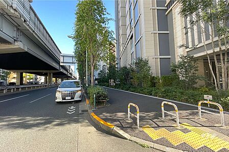 敷地北側の前面道路（西側から）