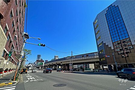 敷地南側の前面道路(西側から)敷地南側は、明治通りや首都高速2号線が走っています。