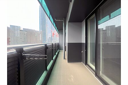 東向きのバルコニー。日当たり、風通し良好です。2つのお部屋に面しており、十分な広さがあります。