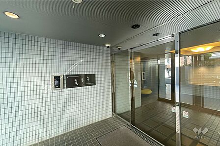 エントランスはオートロック付きです。