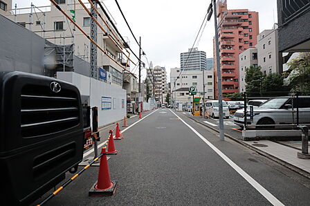 物件の北側前面道路（西側から）［2025年10月24日撮影］