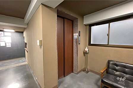 棟内のエレベーター。1基ございます。エレベーター前はソファも設置されております!