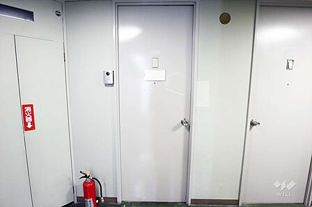 白を基調とした清潔感のある玄関です。TVモニター付きインターホンなのでセキュリティ面でも安心です。