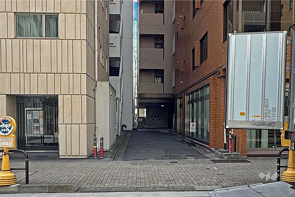 敷地北側の前面道路（東側から）