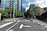 周辺：敷地南側の前面道路(西方面から)