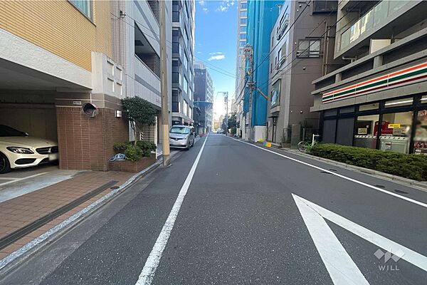 敷地西側の前面道路