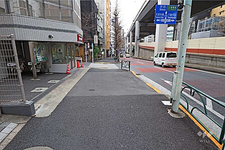 敷地北側の前面道路(北東側から)