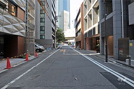 敷地北西側の前面道路(北東側から)