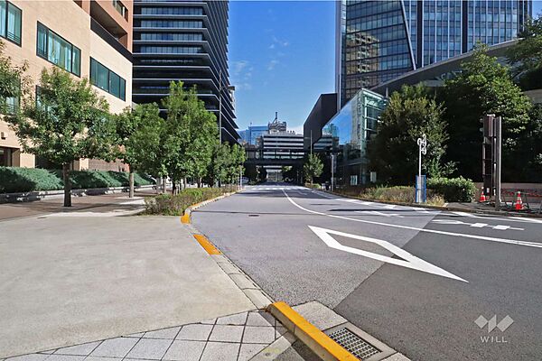 敷地北側の前面道路(西側から)