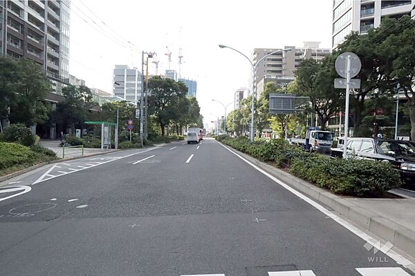 敷地北西側の前面道路(南東側から)