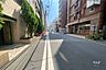 その他：敷地の東側前面道路（南側から）