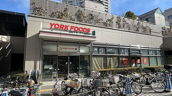 ヨークフーズ with ザ・ガーデン自由が丘(新宿富久店)の外観