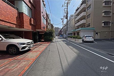 敷地南東側の前面道路(南西側から)
